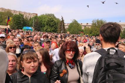 Украина, Славянск. Жители города на праздничных мероприятиях, посвященных Дню Победы.