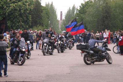 Украина, Славянск. Байкеры во время праздничного шествия, посвященного 69-й годовщине Победы в Великой Отечественной войне.