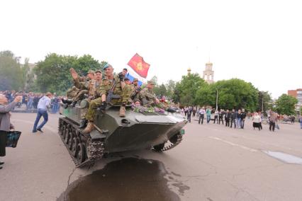 Украина, Славянск. Бойцы народного ополчения на праздничных мероприятиях, посвященных Дню Победы.