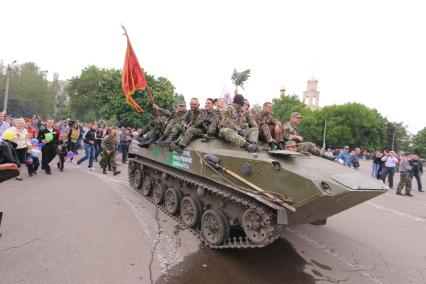 Украина, Славянск. Бойцы народного ополчения на праздничных мероприятиях, посвященных Дню Победы.