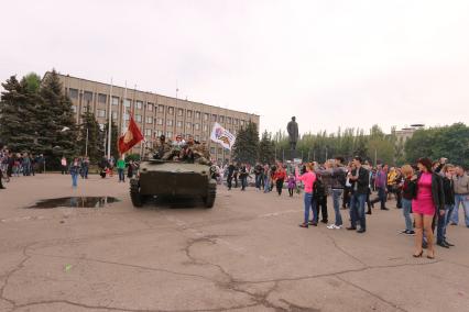 Украина, Славянск. Бойцы народного ополчения на праздничных мероприятиях, посвященных Дню Победы.