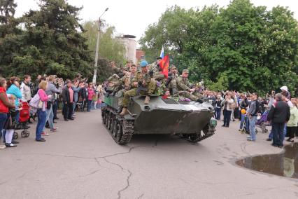 Украина, Славянск. Бойцы народного ополчения на праздничных мероприятиях, посвященных Дню Победы.