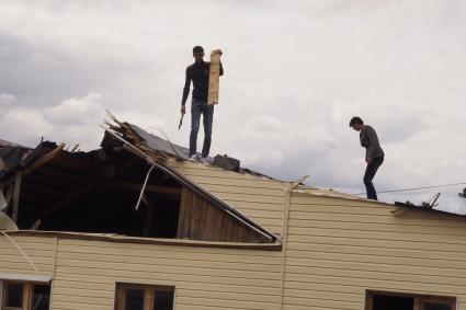 Тульская область. Во время сноса одного из незаконно построенных домов в цыганском поселении в поселке Плеханово.