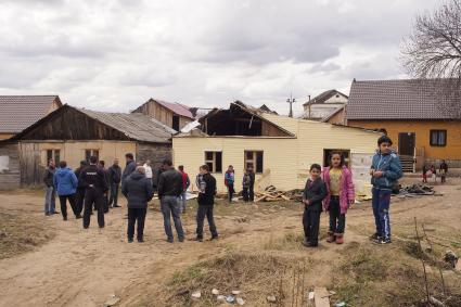 Тульская область. Во время сноса одного из незаконно построенных домов в цыганском поселении в поселке Плеханово.