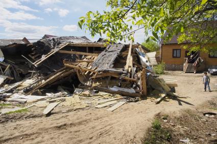 Тульская область. Во время сноса одного из незаконно построенных домов в цыганском поселении в поселке Плеханово.