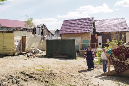 Тульская область. Во время сноса одного из незаконно построенных домов в цыганском поселении в поселке Плеханово.