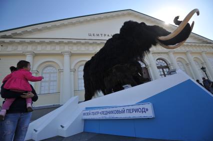 Москва. Фигуры мамонта и мамонтенка, установленные возле Центрального выставочного зала `Манеж` в рамках проведения международного фестиваля `Интермузей`.