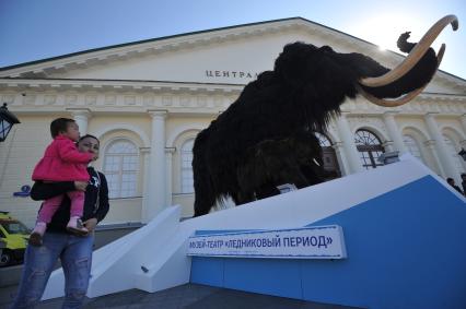 Москва. Фигуры мамонта и мамонтенка, установленные возле Центрального выставочного зала `Манеж` в рамках проведения международного фестиваля `Интермузей`.