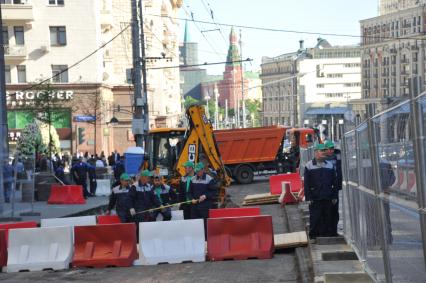 Москва. Дорожные работы по сужению проезжей части на Тверской улице.