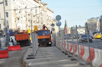 Москва. Дорожные работы по сужению проезжей части на Тверской улице.