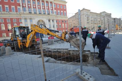 Москва. Дорожные работы по сужению проезжей части на Тверской улице.