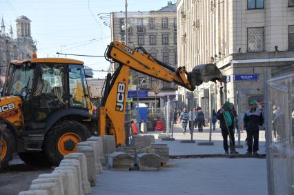 Москва. Дорожные работы по сужению проезжей части на Тверской улице.