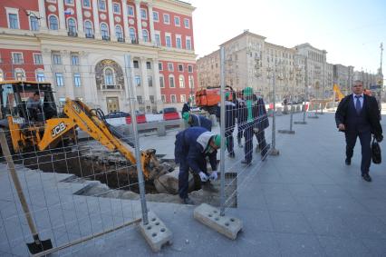 Москва. Дорожные работы по сужению проезжей части на Тверской улице.