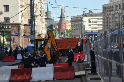 Москва. Дорожные работы по сужению проезжей части на Тверской улице.