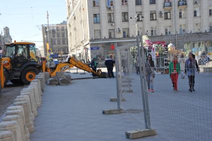 Москва. Дорожные работы по сужению проезжей части на Тверской улице.