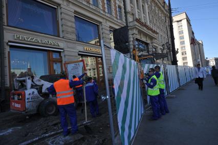 Москва. Замена тротуарной плитки на Моховой улице.