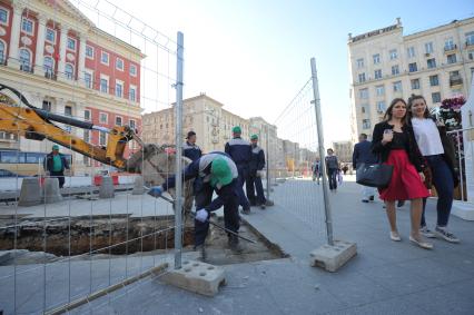 Москва. Дорожные работы по сужению проезжей части на Тверской улице.