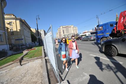 Москва. Замена тротуарной плитки на Моховой улице.