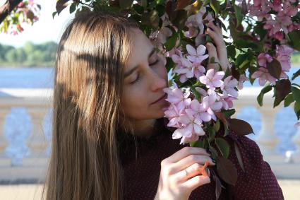 Нижний Новгород.    Девушка рядом с цветущей сакурой.