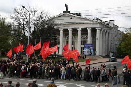 Украина. Донецк. Жители города вышли на первомайскую демонстрацию.