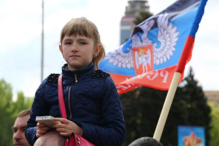 Украина. Донецк. Жители города вышли на первомайскую демонстрацию.