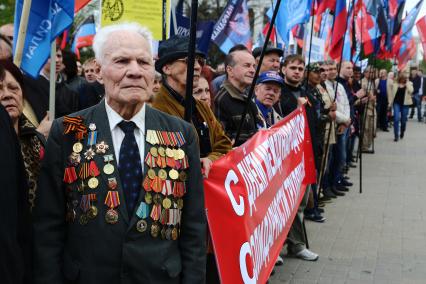 Украина. Донецк. Жители города вышли на первомайскую демонстрацию.