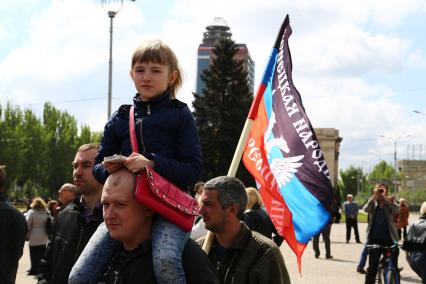 Украина. Донецк. Жители города вышли на первомайскую демонстрацию.