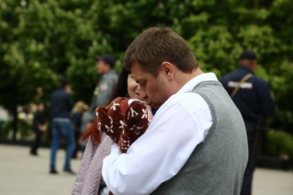 Украина. Донецк. Жители города вышли на первомайскую демонстрацию.