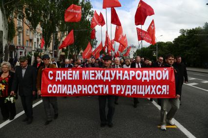 Украина. Донецк. Жители города вышли на первомайскую демонстрацию.