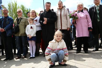 Украина. Донецк. Жители города вышли на первомайскую демонстрацию.