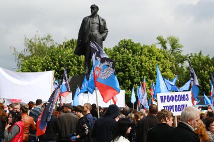 Украина. Донецк. Жители города вышли на первомайскую демонстрацию.