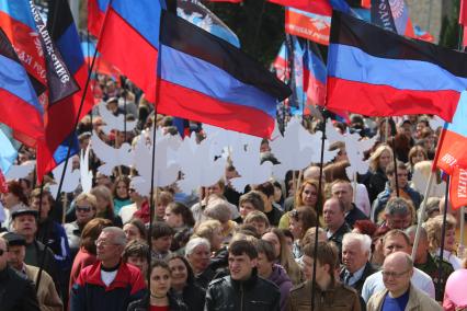 Украина. Донецк. Жители города вышли на первомайскую демонстрацию.