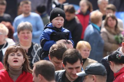 Украина. Донецк. Жители города вышли на первомайскую демонстрацию.