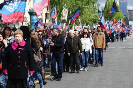 Украина. Донецк. Жители города вышли на первомайскую демонстрацию.