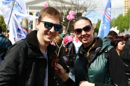 Украина. Донецк. Жители города вышли на первомайскую демонстрацию.