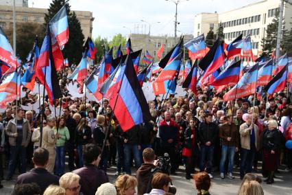 Украина. Донецк. Жители города вышли на первомайскую демонстрацию.