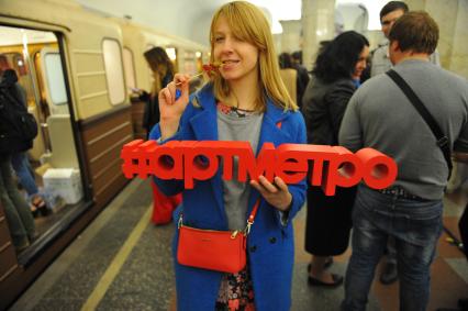 Москва.   Посетительница  ночного концерта, посвященного 81-летию метро, в вестибюле станции  `Кропоткинская` в рамках ежегодной акции `Ночь музыки в метро`.