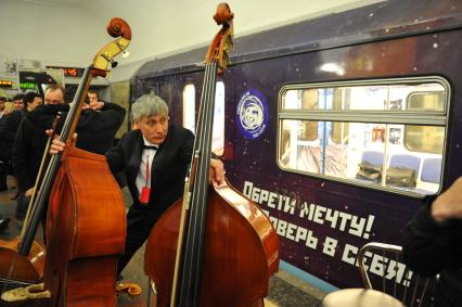 Москва.  Перед исполнением оперы Пьетро Масканьи `Сельская честь` во время ночного концерта, посвященного 81-летию метро, в вестибюле станции `Кропоткинская` в рамках ежегодной акции `Ночь музыки в метро`.