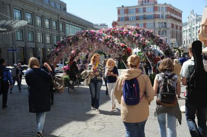 Москва. Посетители  второго гастрономического фестиваля `Рыбная неделя` на одной из площадок около ЦУМа , посвященной  порту Калининград.