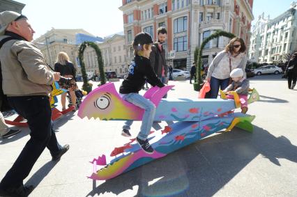 Москва. Посетители  второго гастрономического фестиваля `Рыбная неделя` на одной из площадок около ЦУМа , посвященной  порту Калининград.