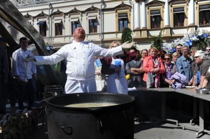 Москва. Российский шеф-повар,автор книги `Кухня настоящих мужчин`Константин Ивлев  готовит уху   на одной из площадок около ЦУМа , посвященной  порту Калининград,   в рамках второго гастрономического фестиваля `Рыбная неделя`.