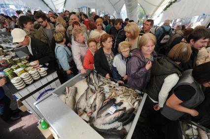 Москва. Посетители  второго гастрономического фестиваля `Рыбная неделя` на одной из площадок около ЦУМа , посвященной  порту Калининград.