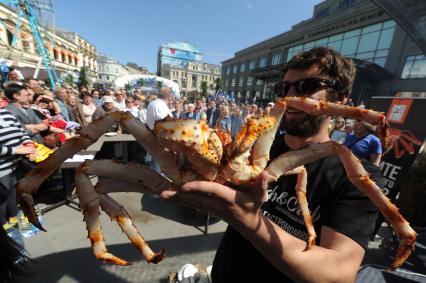 Москва. Посетители  второго гастрономического фестиваля `Рыбная неделя` на одной из площадок около ЦУМа , посвященной  порту Калининград.