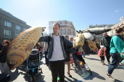 Москва. Посетители  второго гастрономического фестиваля `Рыбная неделя` на одной из площадок около ЦУМа , посвященной  порту Калининград.