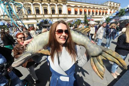 Москва. Посетители  второго гастрономического фестиваля `Рыбная неделя` на одной из площадок около ЦУМа , посвященной  порту Калининград.