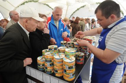 Москва. Посетители и участники  второго гастрономического фестиваля `Рыбная неделя` на одной из площадок около ЦУМа , посвященной  порту Калининград.