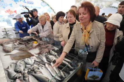 Москва. Участники  и посетители  второго гастрономического фестиваля `Рыбная неделя` на одной из площадок около ЦУМа , посвященной  порту Калининград.