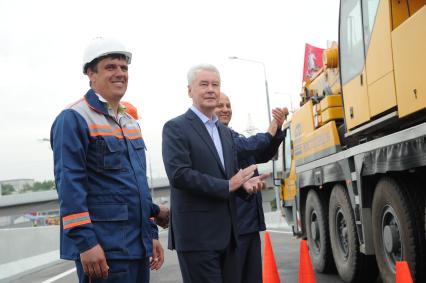 Москва.   Мэр Москвы Сергей Собянин (второй слева) во время открытия новой эстакады на Рябиновой улице.