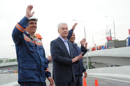 Москва.   Мэр Москвы Сергей Собянин (второй слева) во время открытия новой эстакады на Рябиновой улице.