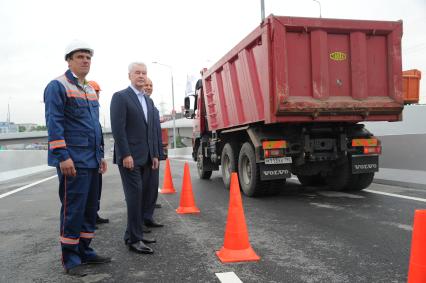 Москва.   Мэр Москвы Сергей Собянин (второй слева) во время открытия новой эстакады на Рябиновой улице.